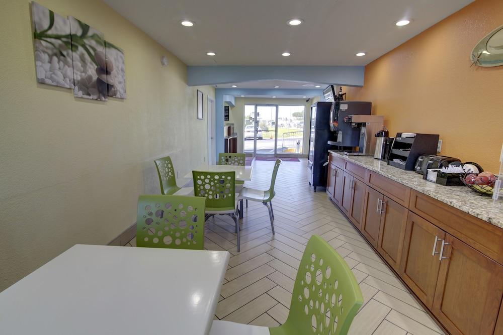 Econo Lodge At Military Circle Norfolk Exteriör bild