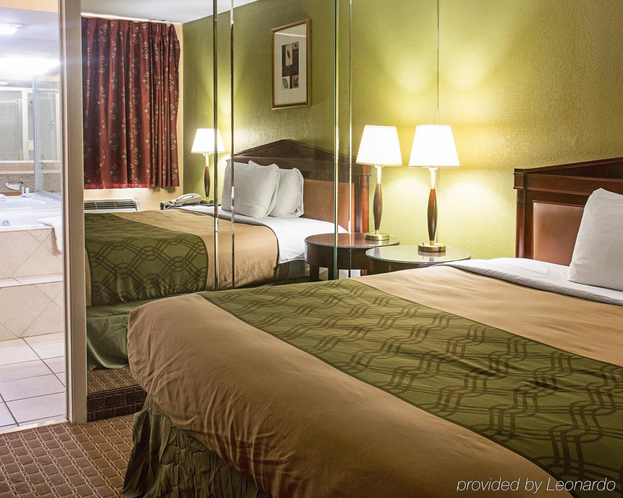 Econo Lodge At Military Circle Norfolk Exteriör bild